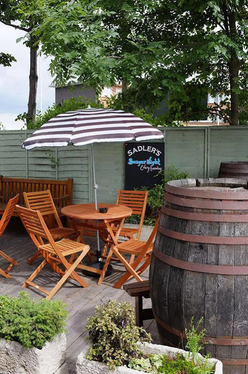 The Windsor Castle Inn Lye Bagian luar foto